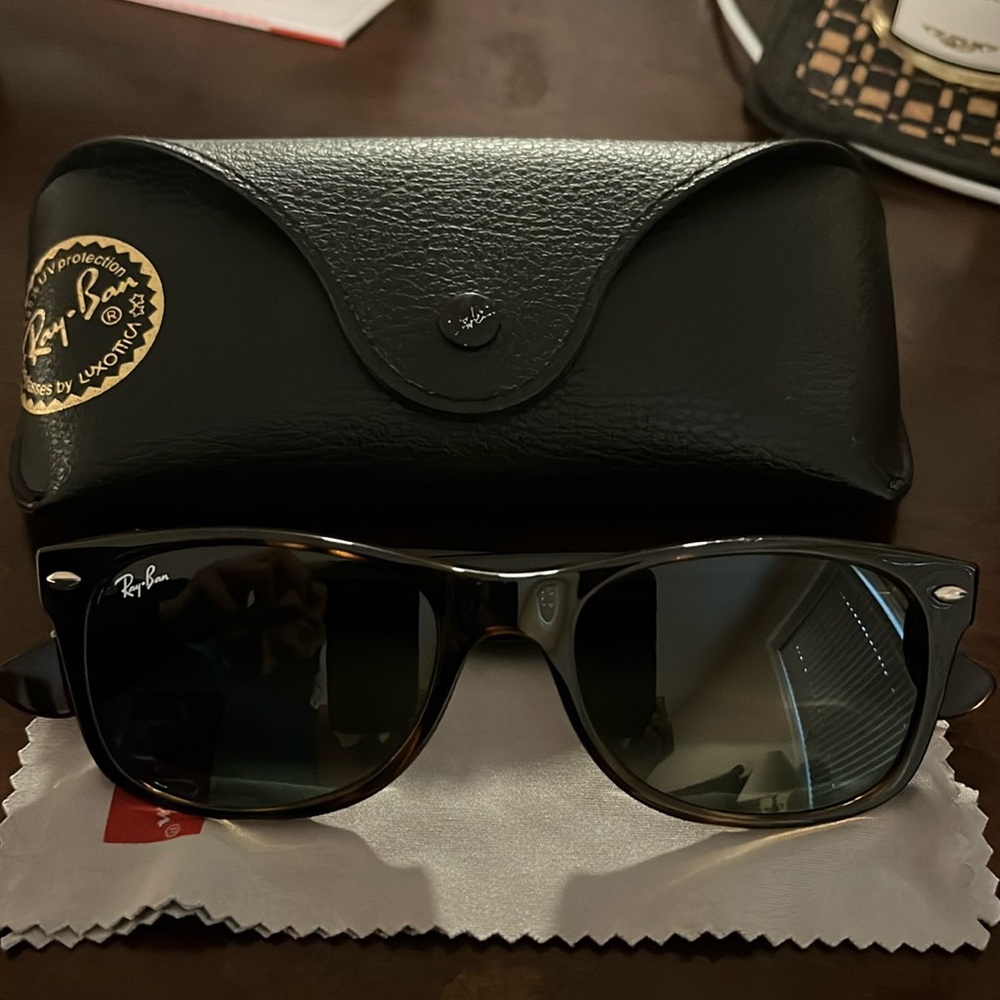 RAY-BAN Wayfarer SUNGLASSES